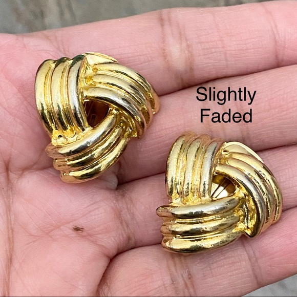 Vintage Unsigned Gold-tone Knot Clip On Earrings - Picture 13 of 13